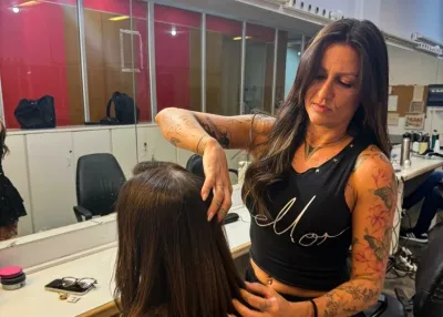 Any Giraldez realizando una sesión de estilismo personalizado y asesoría de imagen