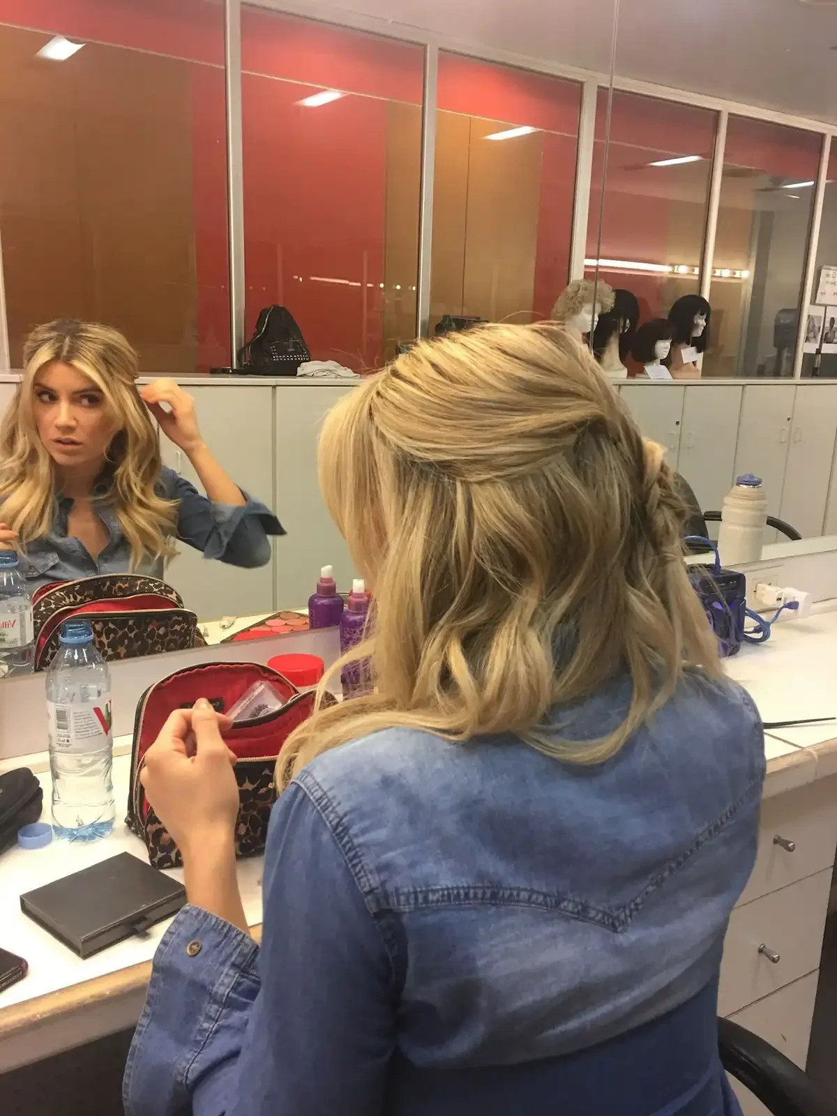 Peinado semirecogido con ondas suaves para look social