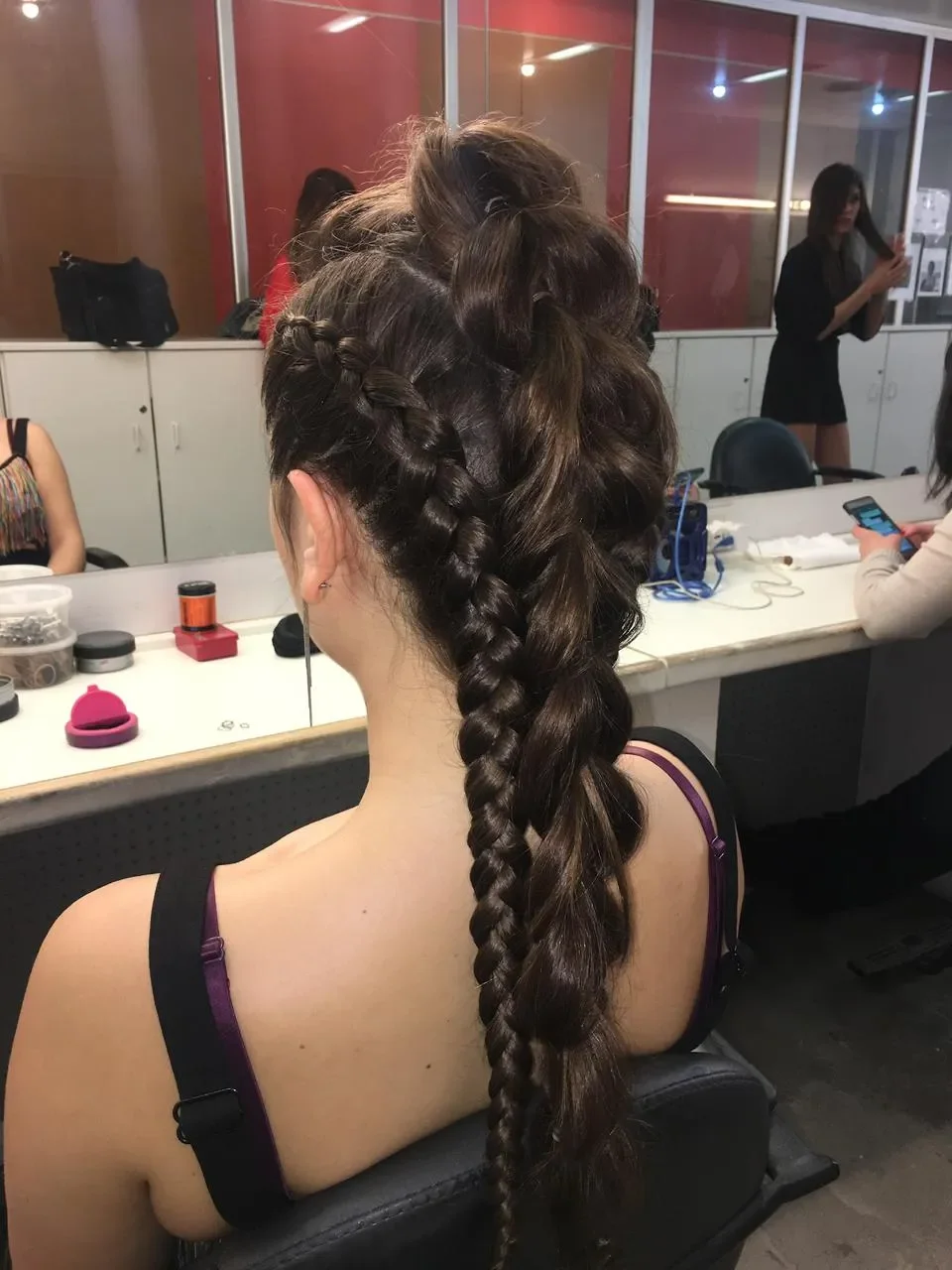 Peinado estilo vikingo con técnica de trenzado editorial